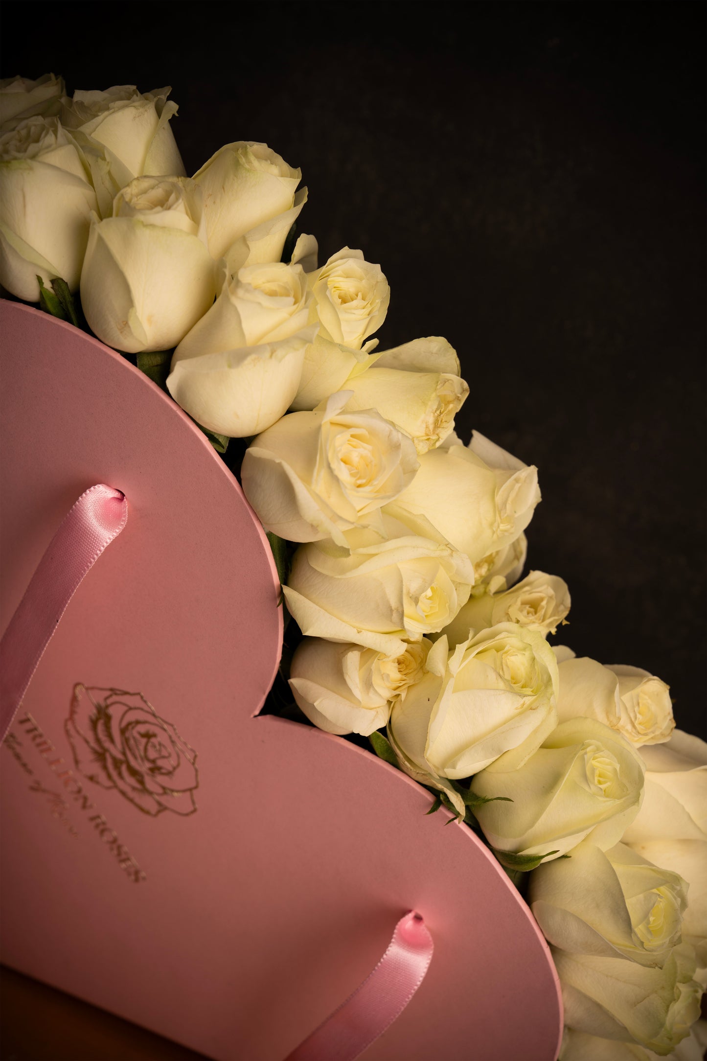 THE PINK HEART BOX : SNOW WHITE ROSES