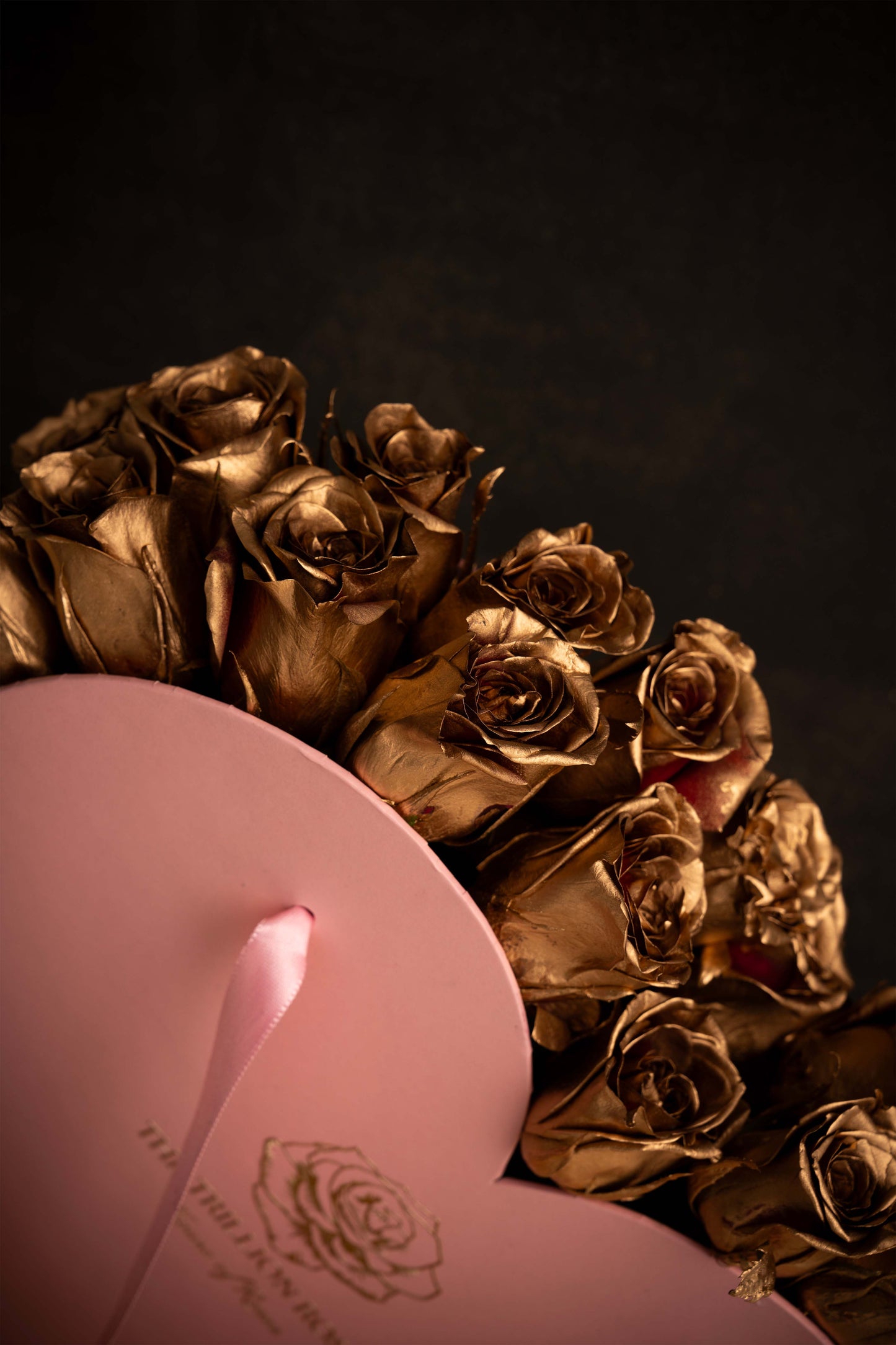 THE PINK HEART BOX : FOREVER GOLD ROSES.