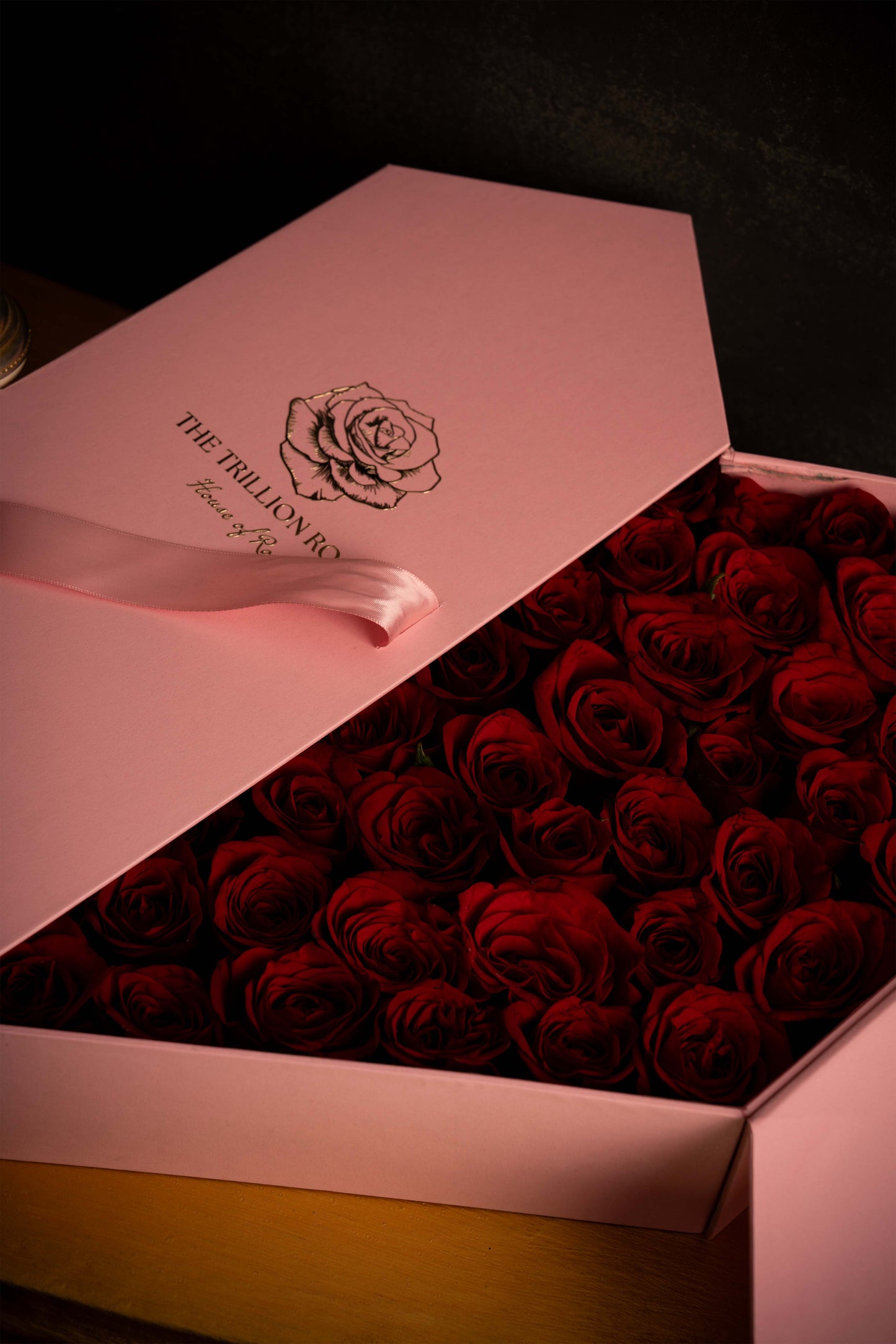 THE PINK HEART FLAP BOX : RUBY RED ROSES